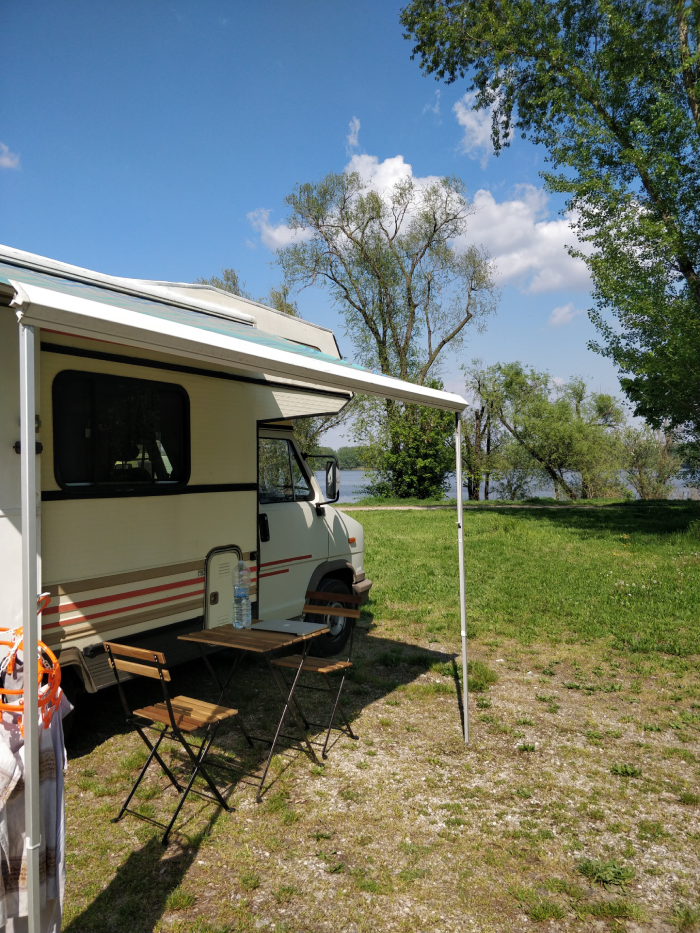 spot au bord du lac